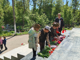 Возложение к памятнику Возложение к памятнику.